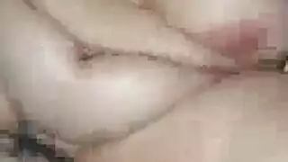 تشلو المتلهفة تخدم قضيبًا بفمها ويديها