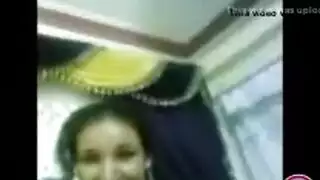 فتاة عربية تخدم العميل بكسها الضيق وثدييها الكبيرين