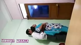 مراهقة تركض على أبيها بينما تدلك قضيبه الكبير