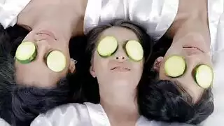 الإباحية المنزلية تجني الأموال للفتيات المثيرة اللاتي يصورن جماعهن