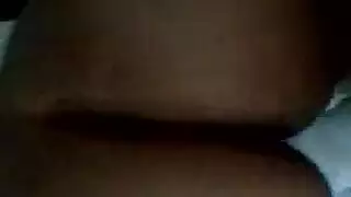 الكلبة النحيفة تئن وهي تشاهد صديقيها يلعقان كس بعضهما البعض المبلول