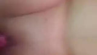 لعبة بحجم العين تجعل الكس الآسيوي يقذف بشدة في مقطع إباحي