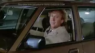 شقراء حمراء مشوية تتلقى قضيباً في فتحتيها