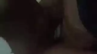 ثم يلعب مع بوسه محجبه تحت الشجره كاميرا مخفيه