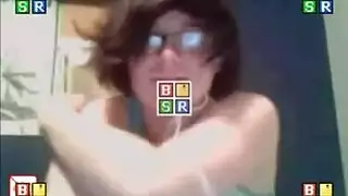 بنت لوحده عاريا