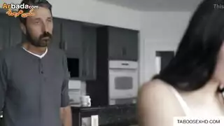 اب يعاقب بنته وزوجته بقوة