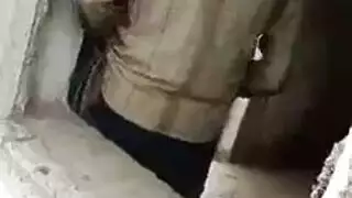 رجل أنيق يمتع ميلفتين بعبادة أقدام مكثفة