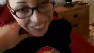  عاهرات مكتب في مشهد سحاقي صريح، مع فحل يراقب ويدلك قضيبه الثخين