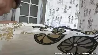 عاهرة شقراء متلهفة جاهزة لجلسة إباحية عنيفة