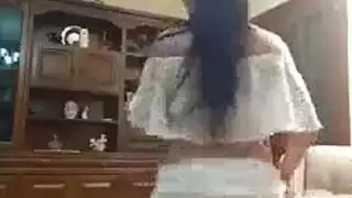 بورن نكاح مزدوج: امرأة متلهفة تخدم بقضيبين صلبين على الأريكة