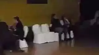 إباحِية الأستوديو: راقِصة آسيوية مُوشَمَة تَحصَل على جِماع حَلقها على المَسرَح