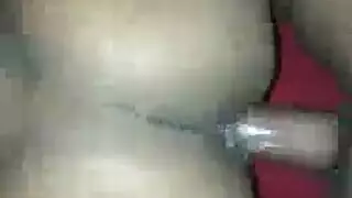 فتاة مراهقة نحيفة ذات أثداء مثالية تمارس الجنس بقوة في سيارة غريب
