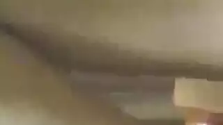 جلسة متعة ميلف منفردة: بنطال كاكي، منزل فارغ، ولعبها المهتز