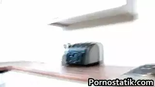 شقراء مراهقة هاوية تئن بينما قضيب كبير يضرب مهبلها