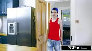 شاب صغير ينيك أم صاحبه