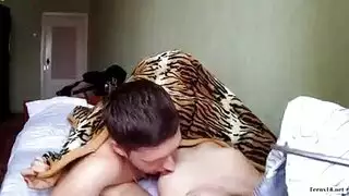 حفلة جنس جماعي للطلاب الروس: وضعية كلبية صعبة وجنس فموي طوال الليل