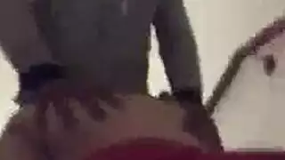 عاهرة مراهقة لاتينية ذات أثداء كبيرة تمارس الجنس الفموي العنيف