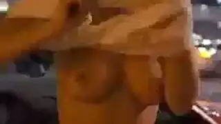 بث مباشر: فتاة تخلع ملابسها الداخلية وتفرد ساقيها