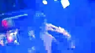 امرأة ناضجة شقراء تتعرى لجلسة تصوير تجسسية جنسية صريحة