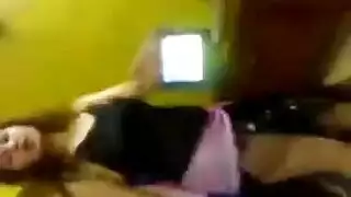 عراقية ترقص مع رجلين