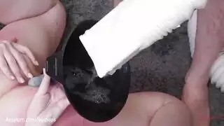 جلسة بيد إس إم وحشية: مراهقة شقراء تصرخ في نيك شرجي قاسٍ