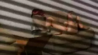 الاستمناء على الأريكة بينما يشاهدني رفيقي في السكن