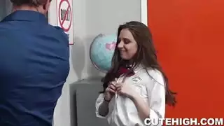 طالبة تبلع السائل المنوي بعد نيك على المكتب