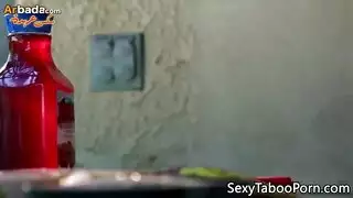 اخ يدخل المنزل ديوث شدي وشم يلحس طيز اخته وشمه يابوسهي وصحبتهي في المنزل