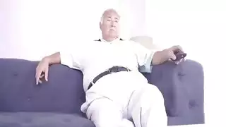 نجمات الإباحية: زوجة الأب المثيرة تحت تأثير الحبة الزرقاء في مشهد جنسي صريح