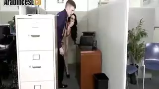 زميل يمارس الجنس بقوة مع موظفة مثيرة في مكان العمل