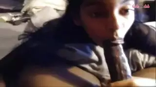 شاب عربي نحيف يبتلع قضيب أسود ضخم بعمق