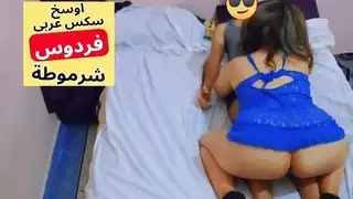 مشهد سكس عربي: أنين واضح بينما شاب صعيدي ينيك طيز امرأة متزوجة