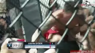 مراهقة تركية سمراء تأخذ عدة قضبان في جماع جماعي في نادي ملاكمة