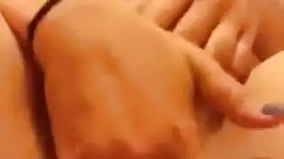 امرأة مصرية مثيرة تظهر كسها السمين وتدخله بأصابعها بعمق