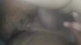 مراهقة تتعرض للإدخال المزدوج في علاقة رباعية جامحة مع شريك مجهول ماهر