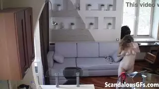 بورنو صريح: شقراء ذات مؤخرة كبيرة تخلع ملابسها وتستمني بدسار أمام الكاميرا