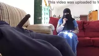 الجميلة التركية تبتل لقضيب صديق زوجها الأسود الهائل