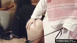 إباحية قاسية: قضيب أبيض يهيمن ويضاجع الفتاة العربية نادية