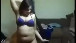 عاهرات عربيات في بيكيني صغير يقدمن عرض رقص شرقي إباحي