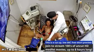 حركة هزاز صريحة: مهبل المراهقة يحصل على تدليك يؤدي إلى هزة جماع شديدة