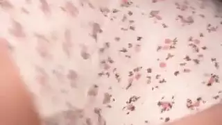 عاهرة محجبة منفردة تجعل فرجها ومؤخرتها العربية ترتدان في فعل إباحي