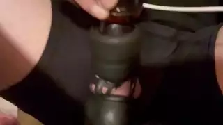 مقذوف أسود يصبح غريبًا بلعب مؤخرة وهزاز