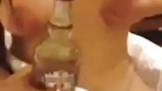 حركات غريبة للزوجة العاهرة تجعل قضيب زوجها منتصباً بقوة