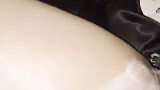 مشهد الزبادي المتطاير ولعبة الزجاج: جلسة استمناء خاصة للابنة