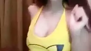 عاهرة شابة مرسومة بقذف منوي سميك