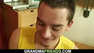 امرأة ممتلئة بشفاه حمراء تئن في نشوتها وهي تدلك مهبلها المشعر