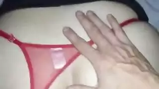 عاهرة ناضجة مشحمة تأخذ قضيباً صلباً وهي في جواربها