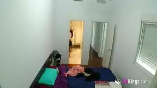 شاب بينيك وي هوا بيجيبهم علي كسها وي هوا بيتوجع