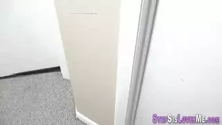 مراهق صغير يقبل قضيب رجل ناضج مدهون