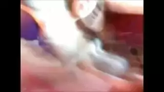 سمراء مع كبير الثدي والحلمات مثقوب يحب اللعب معها مهبل مشعر حتى أثناء استمناء